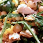 insalata di ceci, mais, rucola e salmone.