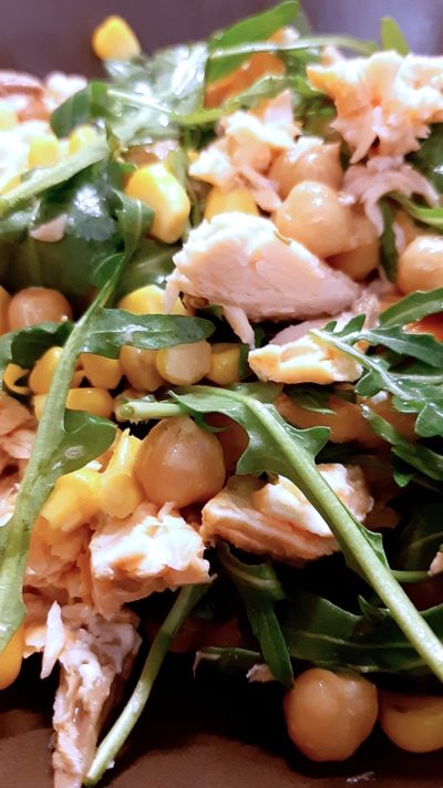 insalata di ceci, mais, rucola e salmone.